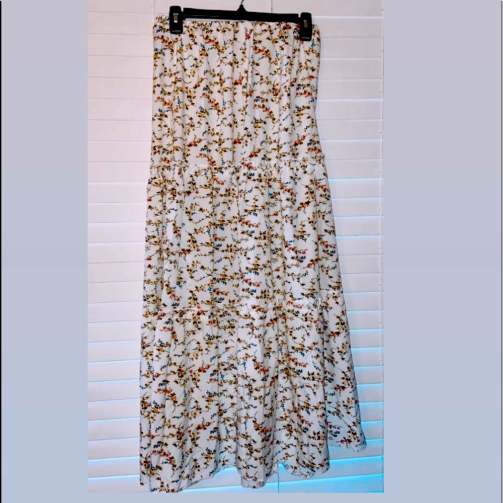 Long skirt with leg slit